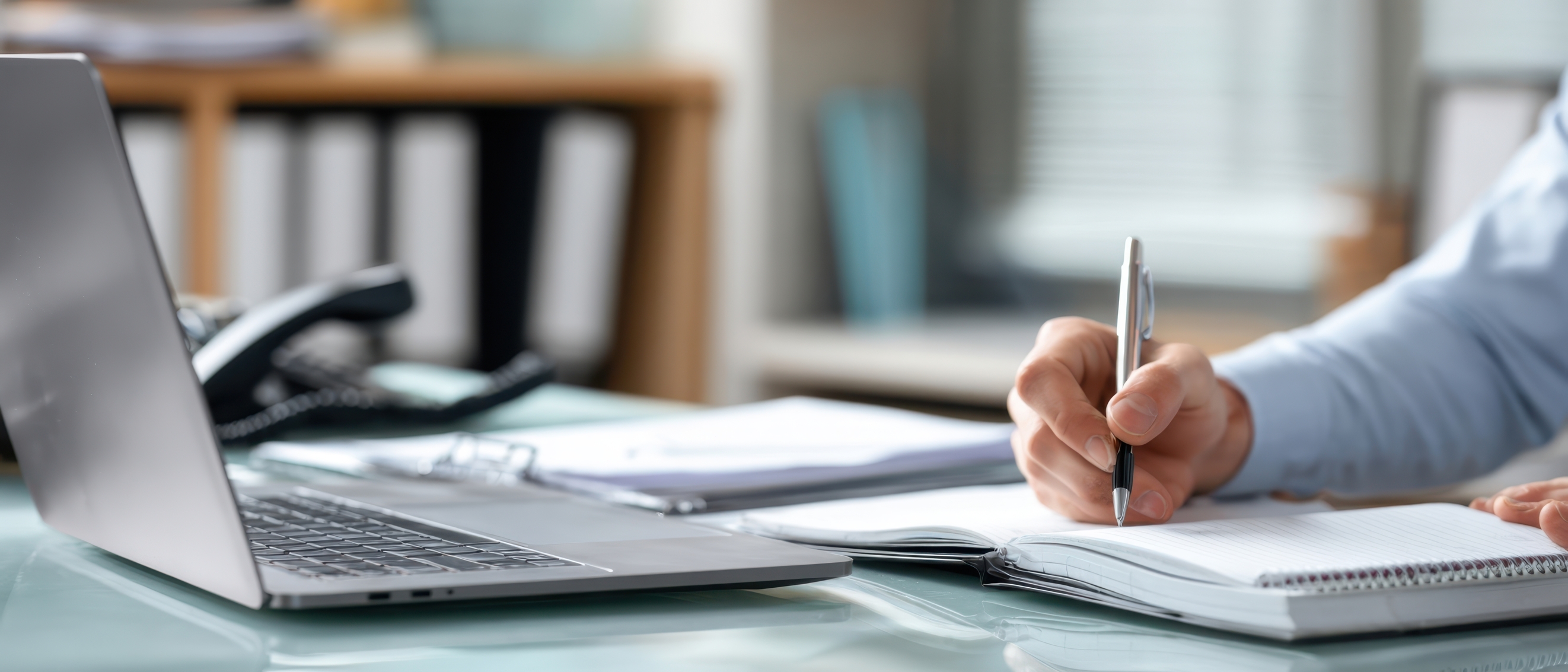 dator och hand med penna